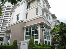 Beautiful riverside <strong>townhouse for rent in Charoen Krung, Bangkok</strong>